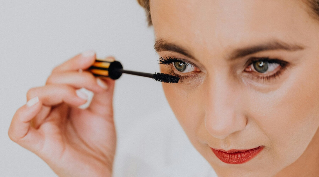 Should an Older Woman Wear Mascara on Bottom Lashes - Expert Tips for Timeless Eyes