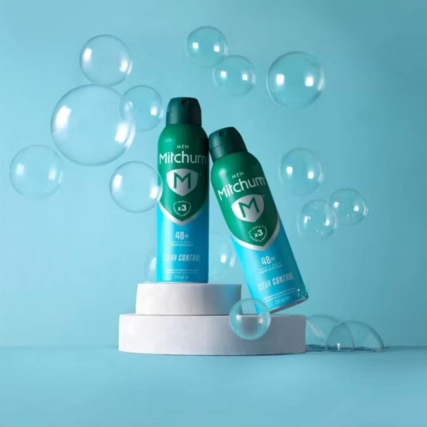 Mitchum Men Clean Control 48H Triple Odour Protection antiperspirant spray creative display with bubbles